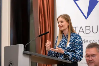 Prof. Dr. Sarah Rachut bei ihrer Keynote in Berlin