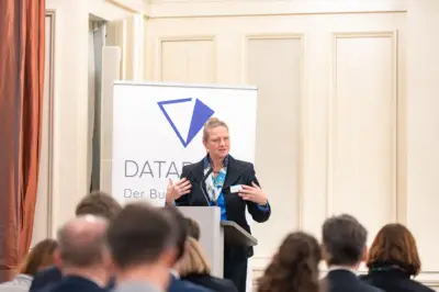 Prof. Dr. Luise Hölscher, Staatssekretäring im Bundesministerium für Digitalisierung und Staatsmodernisierung, während der Keynote bei der 3. parlamentarischen Digitalnacht in Berline