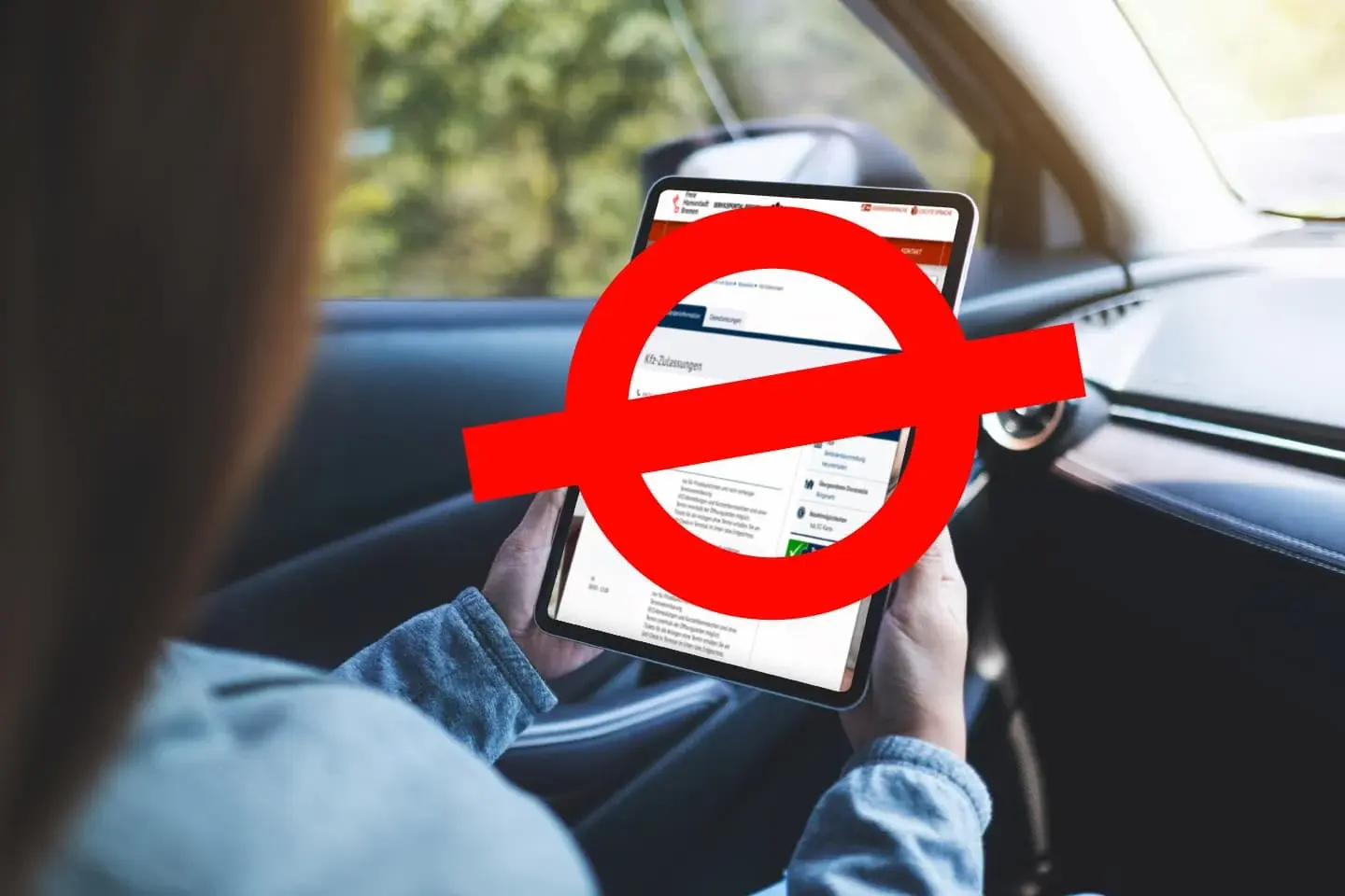 Internetbasierte KFZ-Zulassung in Bremen abgeschaltet. Frau mit iPad im Auto